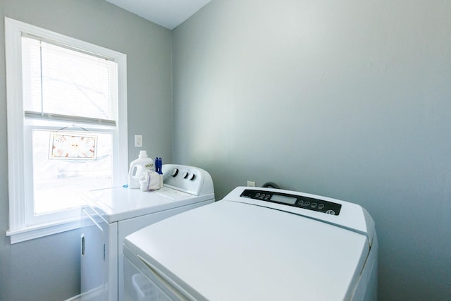 laundry room with washing machine and dryer