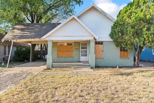 view of front of property featuring a carport and a front yard