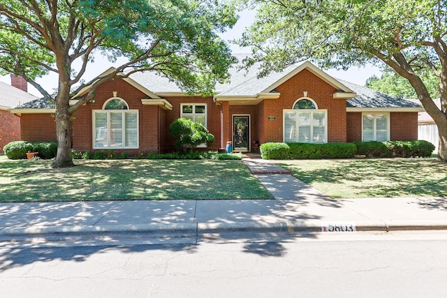 single story home with a front lawn