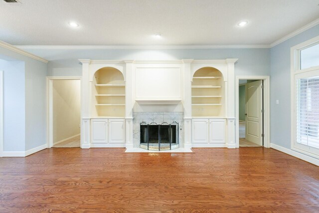 living room with crown molding and hardwood / wood-style floors