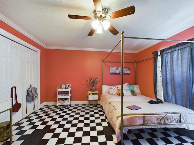 bedroom featuring crown molding, a textured ceiling, a closet, and ceiling fan