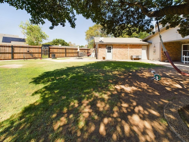 view of yard featuring a patio area