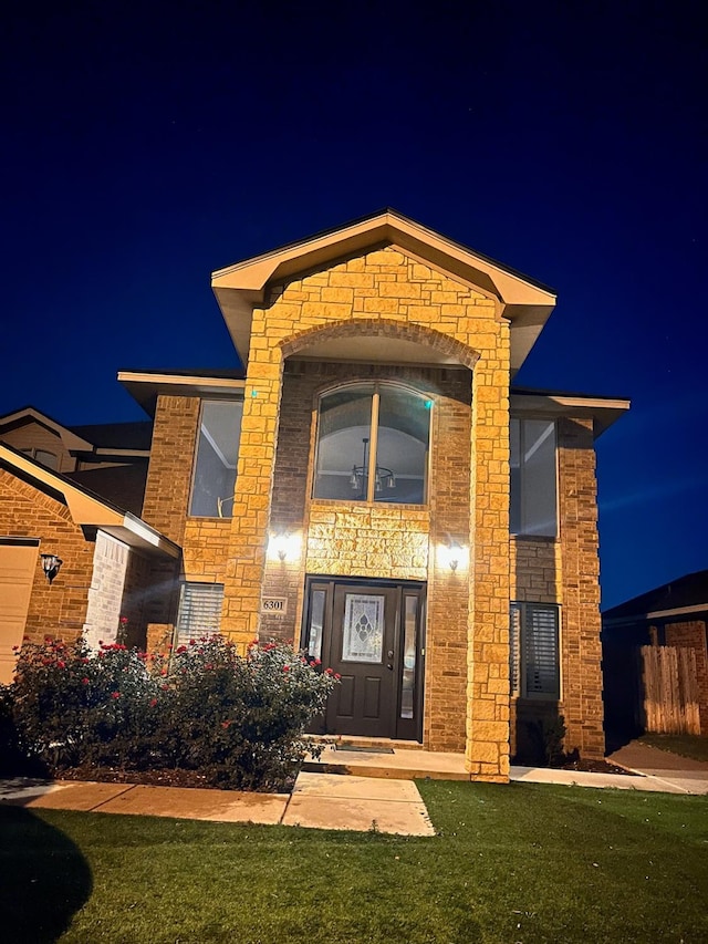 view of front of property featuring a yard