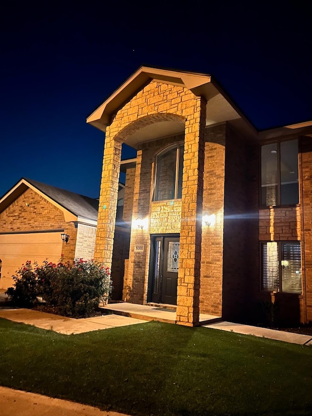 view of front of home featuring a yard and a garage