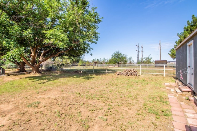 view of yard featuring a rural view