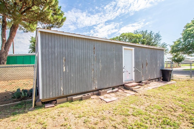 view of outdoor structure featuring a yard