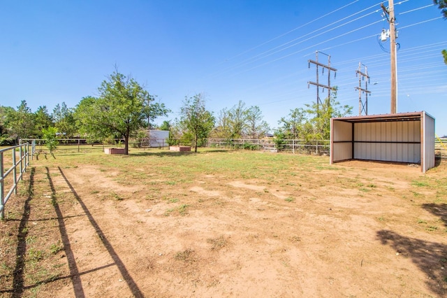 view of yard featuring an outdoor structure