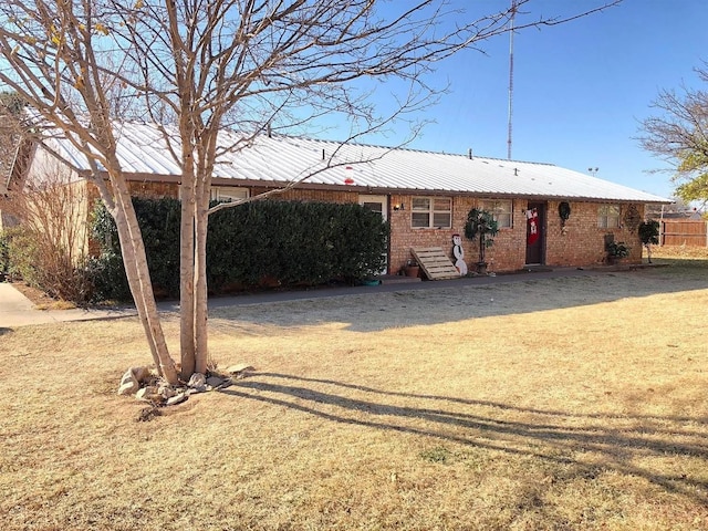 single story home featuring a front yard