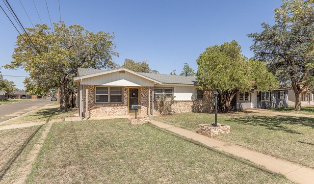 view of front of property with a front yard