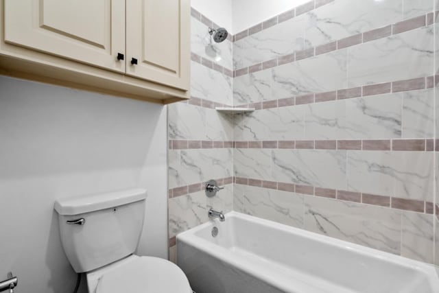 bathroom with tiled shower / bath and toilet