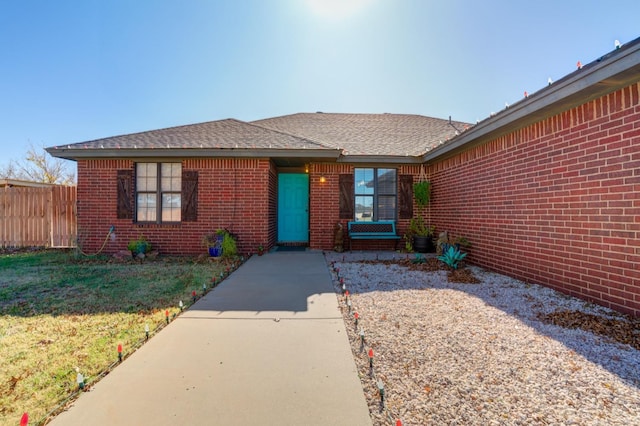 view of front of home featuring a front yard