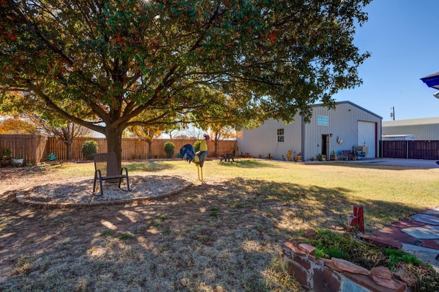 view of yard featuring a garage and an outdoor structure