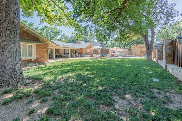 view of yard featuring a patio area