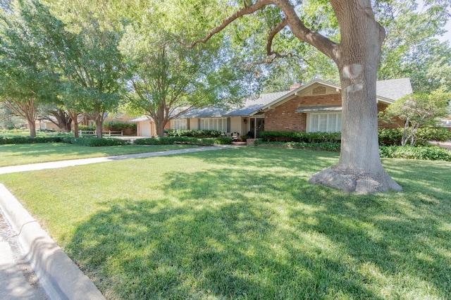 single story home with a front yard