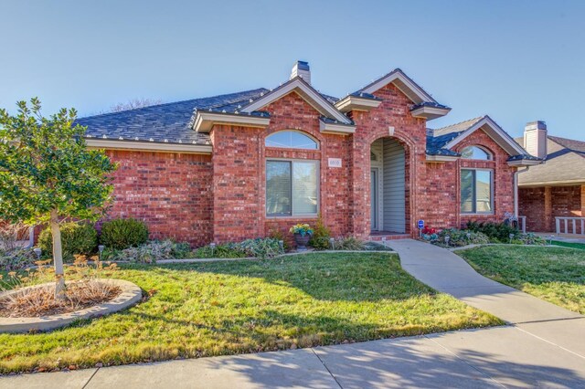 view of front of house featuring a front yard