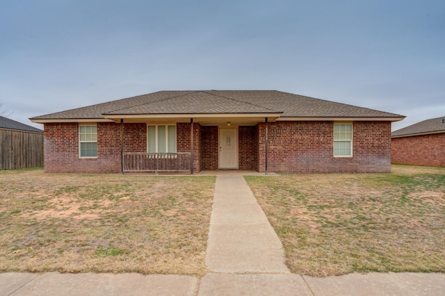 view of front of property featuring a front yard