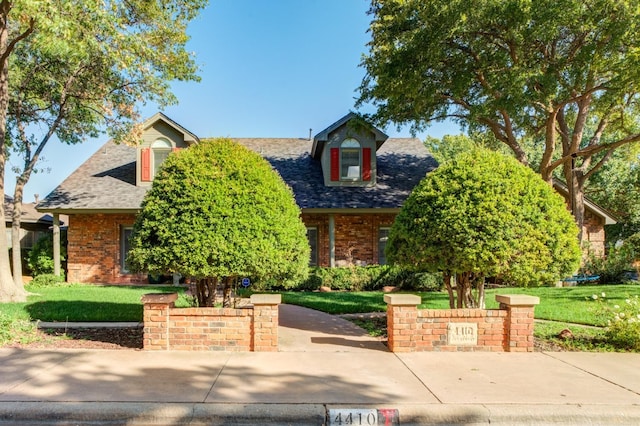 view of front of property featuring a front yard