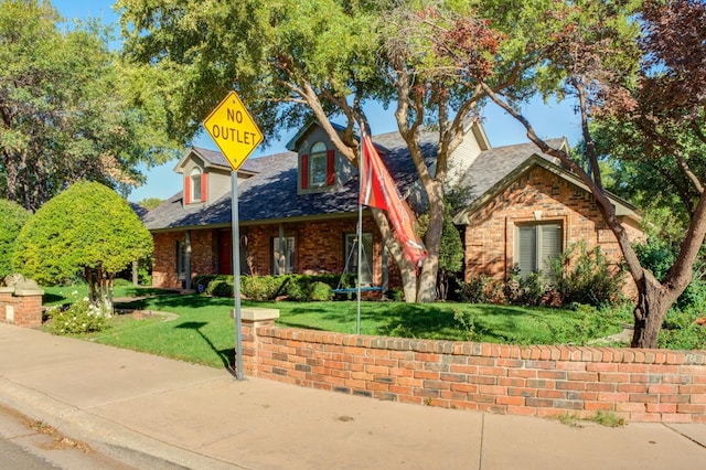 view of front of property featuring a front lawn