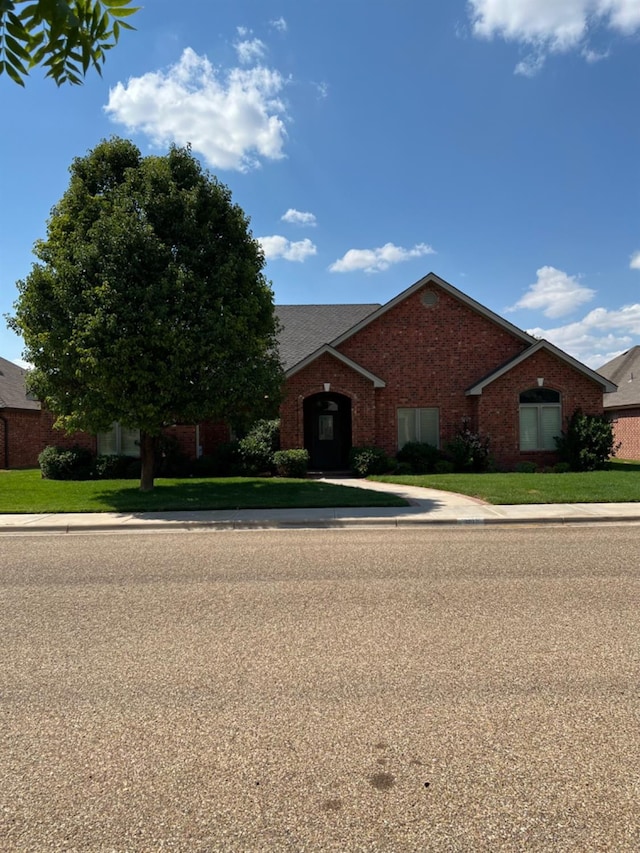 view of front of house featuring a front lawn