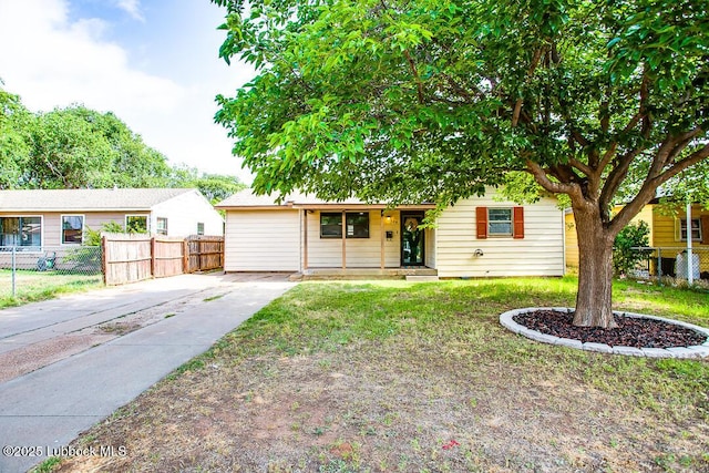 504 53rd St, Lubbock, TX 79404 - ranch-style home featuring driveway