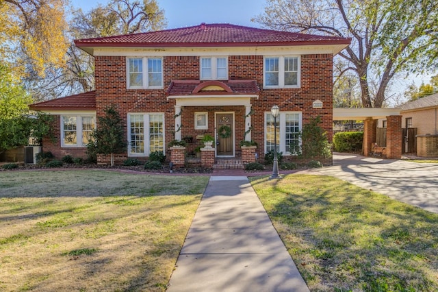 view of front facade featuring a front yard and a carport