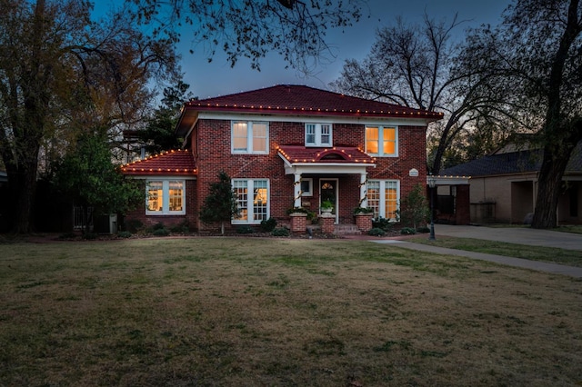 view of front facade featuring a yard