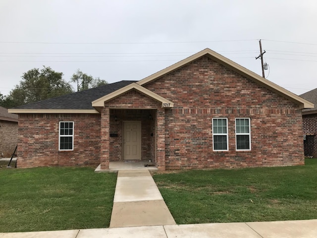 view of front of property featuring a front yard