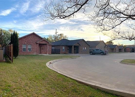 ranch-style house featuring a front lawn