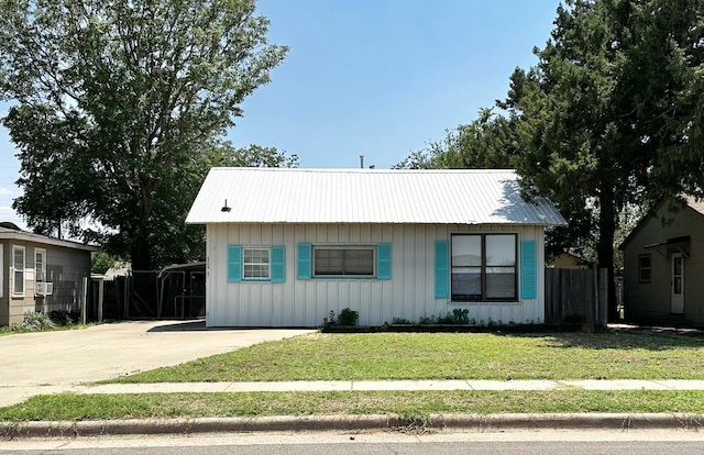 view of front of property with a front yard