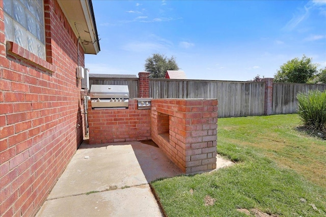 view of patio / terrace featuring grilling area and an outdoor kitchen