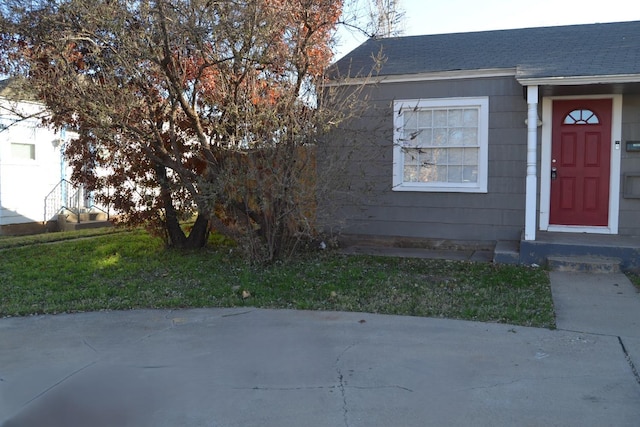 view of front facade featuring a front yard