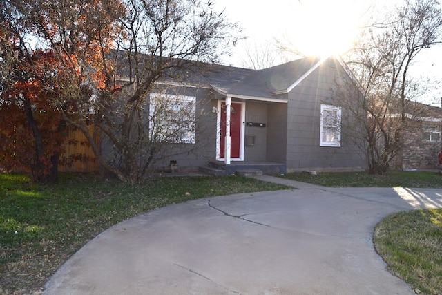 view of front of property with a front lawn