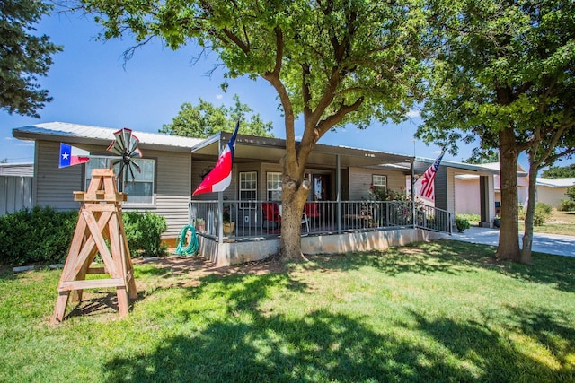 view of front facade featuring covered porch and a front lawn