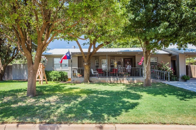 view of front of property featuring a porch and a front yard