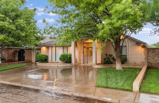 view of front of property featuring a front lawn