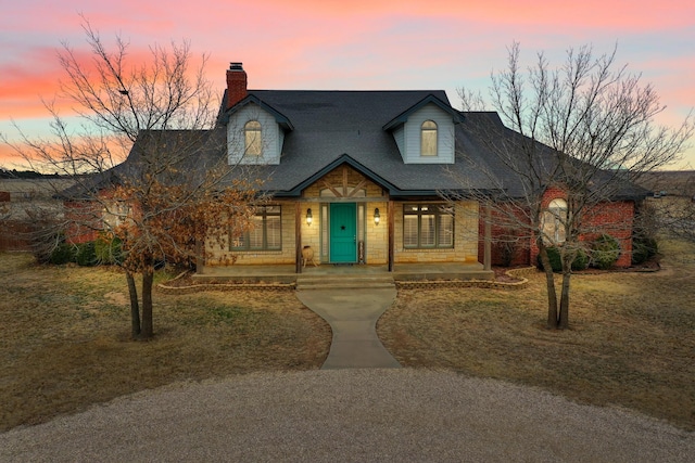 view of front of home featuring a porch and a lawn