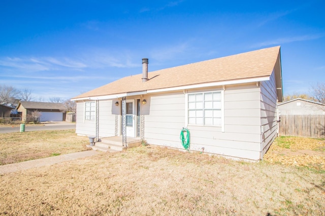 view of front of house featuring a front yard