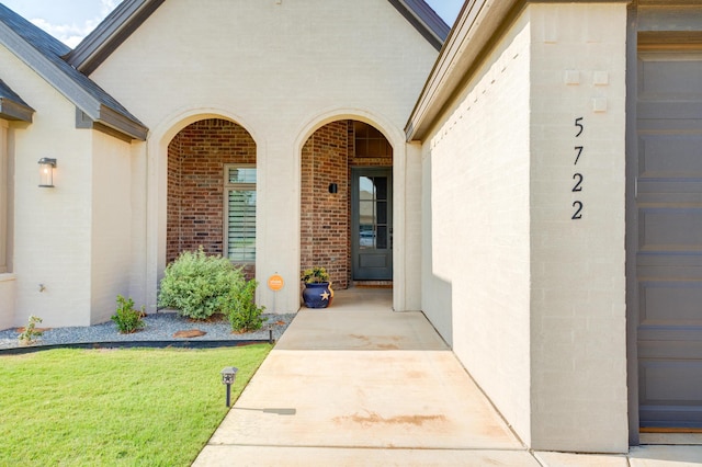 entrance to property with a yard