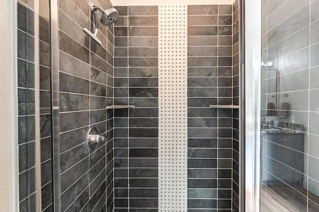 bathroom featuring a tile shower