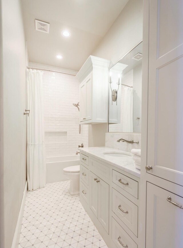 full bathroom with shower / tub combo with curtain, vanity, and toilet