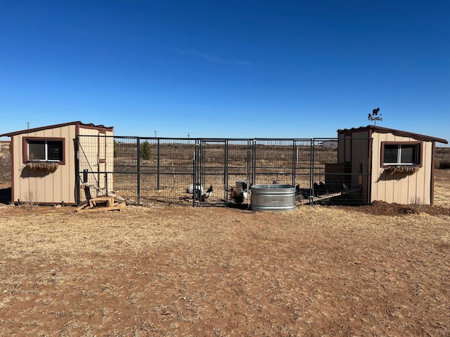 view of yard featuring an outbuilding