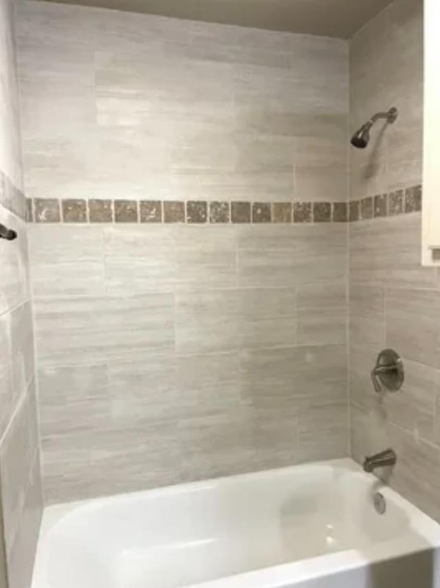 bathroom featuring tiled shower / bath combo