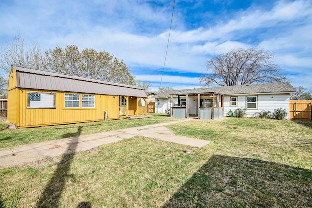 view of front of home featuring a front lawn and fence