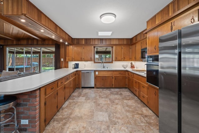 kitchen with stainless steel appliances, sink, and kitchen peninsula