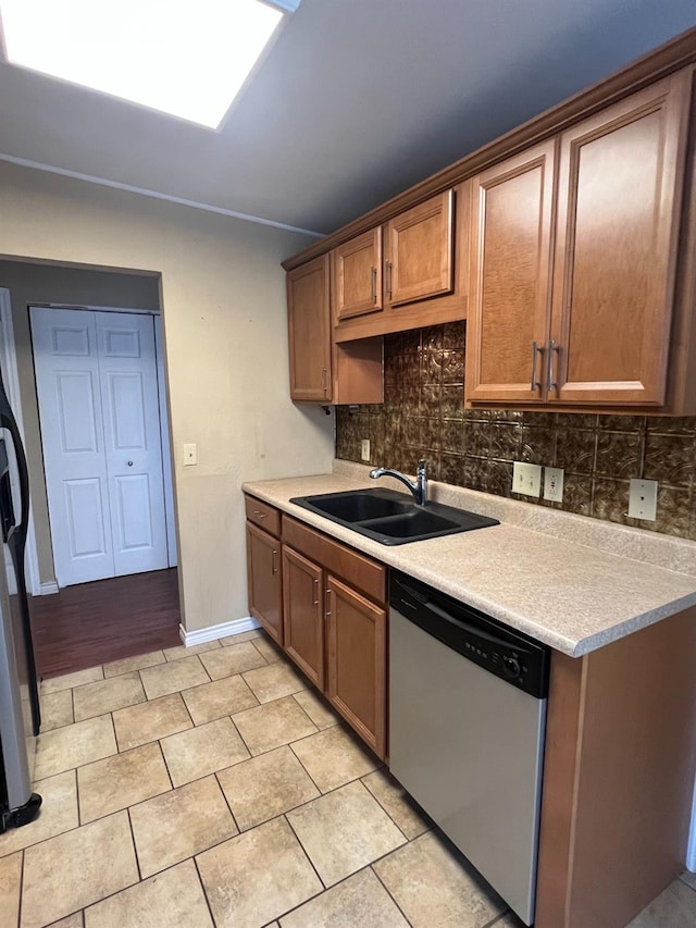 kitchen with sink, decorative backsplash, stainless steel appliances, and light tile patterned flooring