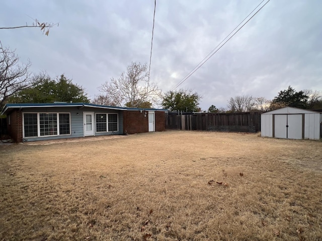 view of yard with a storage unit