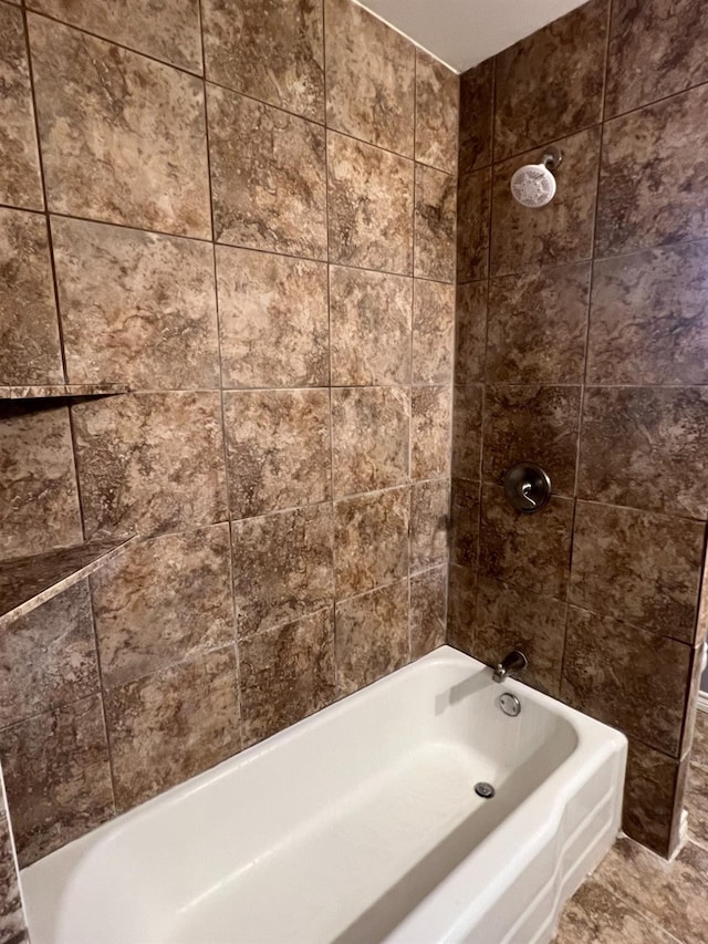 bathroom with tiled shower / bath combo