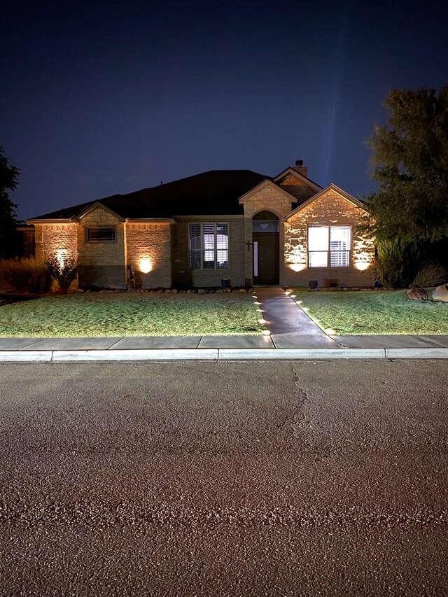 view of front of home featuring a lawn