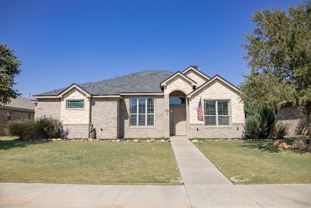 view of front facade featuring a front lawn