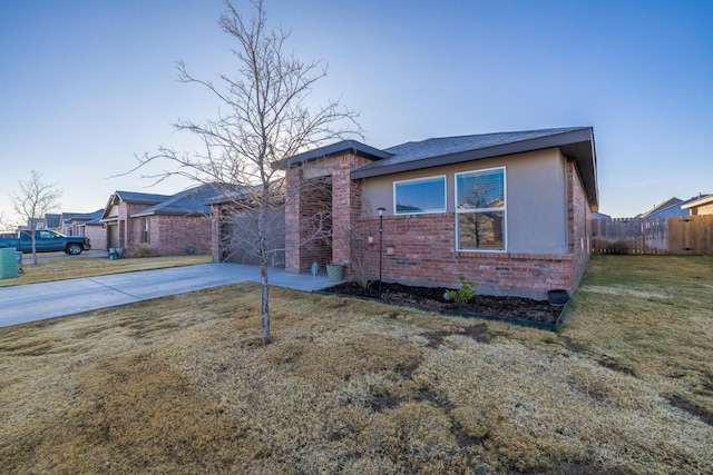 view of front of house featuring a front lawn